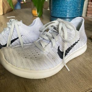 White Nike fly knit sneakers